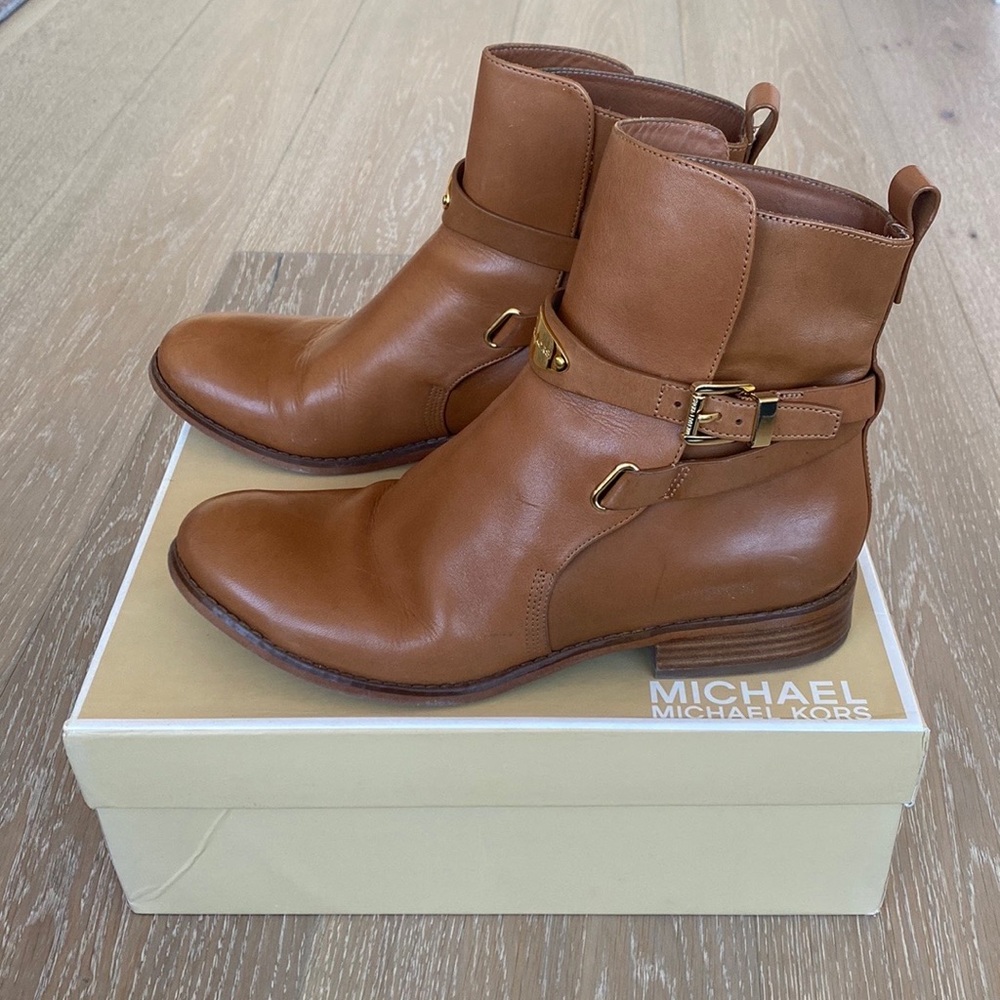 MICHAEL KORS Arley Ankle Boot in Luggage. Size 9.